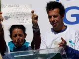 Patricia Ramírez y Ángel Cruz, los padres de Gabriel, muestran un cartel durante la concentración en la capital almeriense para reclamar el regreso a casa de su hijo.