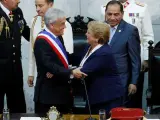 El presidente de Chile, Sebastián Piñera, recibe la banda presidencial de parte de la presidenta saliente, Michelle Bachelet, en la sede del Congreso Nacional, en Valparaíso.