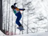 Fotografía facilitada por el COI que muestra a la española Astrid Fina Paredes en acción durante la prueba de snowboard cross celebrada en el centro Jeongseon durante los Juegos Paralímpicos de Invierno que se celebran en PyeongChang.