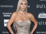 La empresaria Kim Kardashian con un vestido palabra de honor.