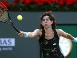 La tenista española Carla Suárez responde una bola ante la ucraniana Elina Svitolina, en el Abierto de Tenis de Indian Wells, en California (EE UU).