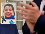 Retrato del niño Gabriel Cruz, con un lazo negro y un pescaíto, colocado en el patio de la Diputación de Almería.