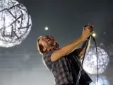 El vocalista de la banda estadounidense de rock alternativo Pearl Jam, Eddie Vedder, durante un concierto en Chile.