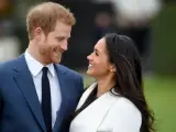 El príncipe Enrique de Inglaterra posa junto a su prometida, la actriz estadounidense Meghan Markle, tras anunciar su compromiso en el Jardín Sunken del Palacio Kensington, en Londres (Reino Unido).