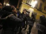 Policías antidisturbios en el barrio de Lavapiés de Madrid, durante las protestas ocurridas tras la muerte de un mantero de un paro cardíaco durante un control policial contra el 'top manta'.