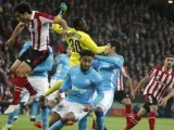 El jugador del Athletic de Bilbao Etxeita disputa un balón con el portero del Olympique de Marsella, Steve Mandanda, durante el partido de vuelta de octavos de final de la Liga Europa, en el estadio de San Mamés.