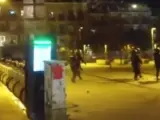 Varios policías golpean a una persona una plaza de Lavapiés.