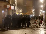 Policías antidisturbios en la calle Mesón de Paredes con la calle del Oso, en el barrio de Lavapiés de Madrid, tras la muerte de un mantero de un paro cardíaco.