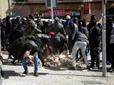 Enfrentamientos entre Policía Nacional y vecinos del barrio.