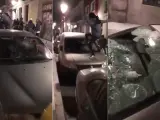 Un grupo de personas ha destrozado a patadas y golpes varios coches en el barrio de Lavapiés, en Madrid.