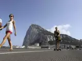 Un grupo de turistas atraviesan la frontera con Gibraltar, en una imagen de archivo.