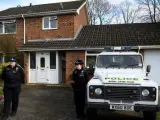 Agentes de polic&iacute;a hacen guardia a la entrada de una vivienda, considerada el domicilio del ex esp&iacute;a ruso Sergei Skripa, en Salisbury, Reino Unido.