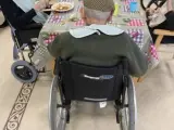 Un anciano en un centro de cuidado a personas mayores.
