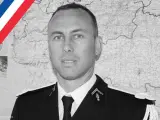 Imagen del teniente coronel de la gendarmería Arnaud Beltrame, que murió tras intercambiarse con los rehenes en el ataque a un supermercado de Trèbes.