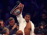 El boxeador inglés Anthony Joshua el título de campeón de los pesados.