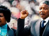 Fotografía de archivo que muestra al expresidente sudafricano Nelson Mandela (d) junto a su esposa Winnie Mandela (i) durante un acto de bienvenida tras su salida de la cárcel en Johannesburgo, Sudáfrica, el 13 de febrero de 1990.