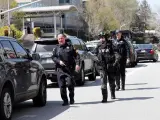 Agentes de Policía vigilan los alrededores de la sede de YouTube en San Bruno, California, Estados Unidos, tras un tiroteo en el edificio de la compañía.