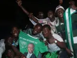 Simpatizantes del Partido Popular de Sierra Leona sostienen una camiseta con una imagen del candidato opositor Julius Maada Bio, vencedor en las elecciones presidenciales, en Freetown.