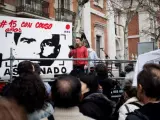 El hermano del cámara José Couso interviene durante la concentración de este domingo ante la embajada estadounidense en Madrid para exigir justicia.