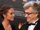 El director Wim Wenders con Alicia Vikander, la protagonista de 'Inmersión', en el pasado Festival de Cine de San Sebastián