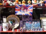 Los souvenirs de la boda de Enrique de Inglaterra y Meghan Markle llenan los escaparates británicos
