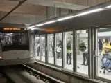 El Metro de Sevilla circulando por una de sus estaciones