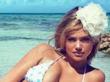 La modelo Kate Upton posa con un biquini de su marca Beach Bunny.