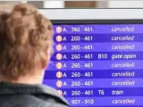 Un hombre observa una pantalla que muestra la cancelación de la mayor parte de los vuelos programados en la terminal 1 del aeropuerto de Fráncfort (Alemania) durante la huelga.