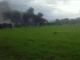 Columna de humo que se ha producido tras estrellarse un avión militar en Argelia.