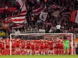 El Bayern de Múnich celebra con sus aficionados el pase a semifinales de la Champions League.