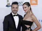 El cantante Luis Fonsi posa junto a su mujer, Águeda López, en la alfombra roja de los Grammy 2018.
