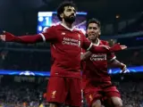 Mohamed Salah, del Liverpool, celebra un gol en compañía de Roberto Firmino.