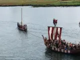 Recreación histórica moderna de un desembarco vikingo en Catoira, Galicia.