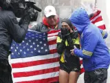 La estadounidense Des Linden cruza la línea de meta para ganar la edición número 122 del Maratón de Boston.