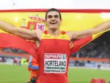Bruno Hortelano con la bandera de España tras su victoria en la final de los 200 metros de los Europeos.