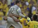 Julio César, el portero de Brasil, celebra con sus compañeros el pase a cuartos de final tras eliminar a Chile en la tanda de penaltis.
