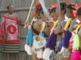 El rey Mswati III se presenta a las miles de chicas procedentes de todo el reino de Suazilandia para elegir esposa.