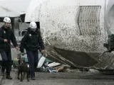 Agentes de la Policía analizan los restos del tren Alvia accidentado en Santiago de Compostela en julio de 2013.