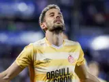 Christian Stuani, delantero del Girona, festeja el gol de penalti anotado en Mendizorroza