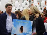 Juan Carlos Quer (i) y Diana López Pinel (d), padres de Diana Quer, junto a su hija Valeria (c), han encabezado la manifestación en la Puerta del Sol para reclamar la no derogación de la prisión permanente revisable.