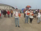 Un grupo de amigos reparte banderas de España antes de la final de la Copa del Rey.