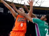 El jugador del Valencia Basket Alberto Abalde (i) trata de encestar ante la oposición de Jeff Brooks, del Unicaja, durante el partido de Liga ACB disputado en Valencia.