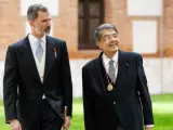 El rey Felipe conversa con el escritor nicaragüense Sergio Ramírez tras finalizar el acto de entrega del Premio Cervantes.