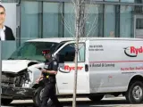 La furgoneta que arrolló a varios peatones en Toronto y, en el recuadro, el conductor del vehículo, Alek Minassian, detenido por la Policía.