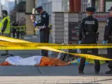 La policía vigila la zona en la que una furgoneta atropelló a varios peatones en Toronto.