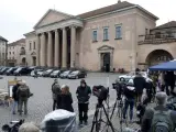 Varios medios de comunicación hacen guardia delante del tribunal que juzga al inventor Peter Madsen.