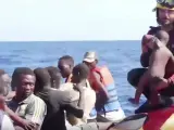 Imagen que muestra el rescate de inmigrante, de una lancha neumática, en las costas de Grecia.