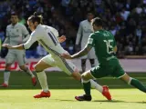 El jugador galés del Real Madrid, Gareth Bale (i), y Diego Rico, del Leganés.