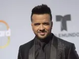 El cantante puertorriqueño Luis Fonsi posa a su llegada a la alfombra roja de los premios Billboard.