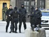Miembros de la Policía vigilan el Castillo de Estocolmo tras el atentado perpetrado en el centro de la ciudad.